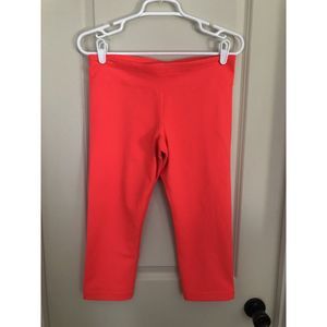 UNDER ARMOUR STUDIOLUX 20" CAPRI SKINNY PINKISH ORANGE LEGGINGS SIZE MEDIUM